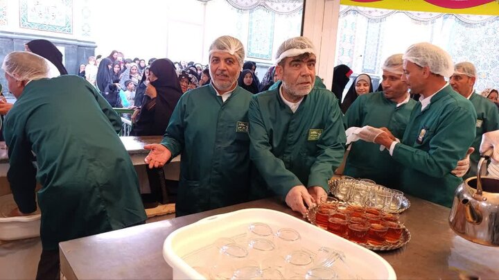 خدمت بوشهری ها در چایخانه رضوی