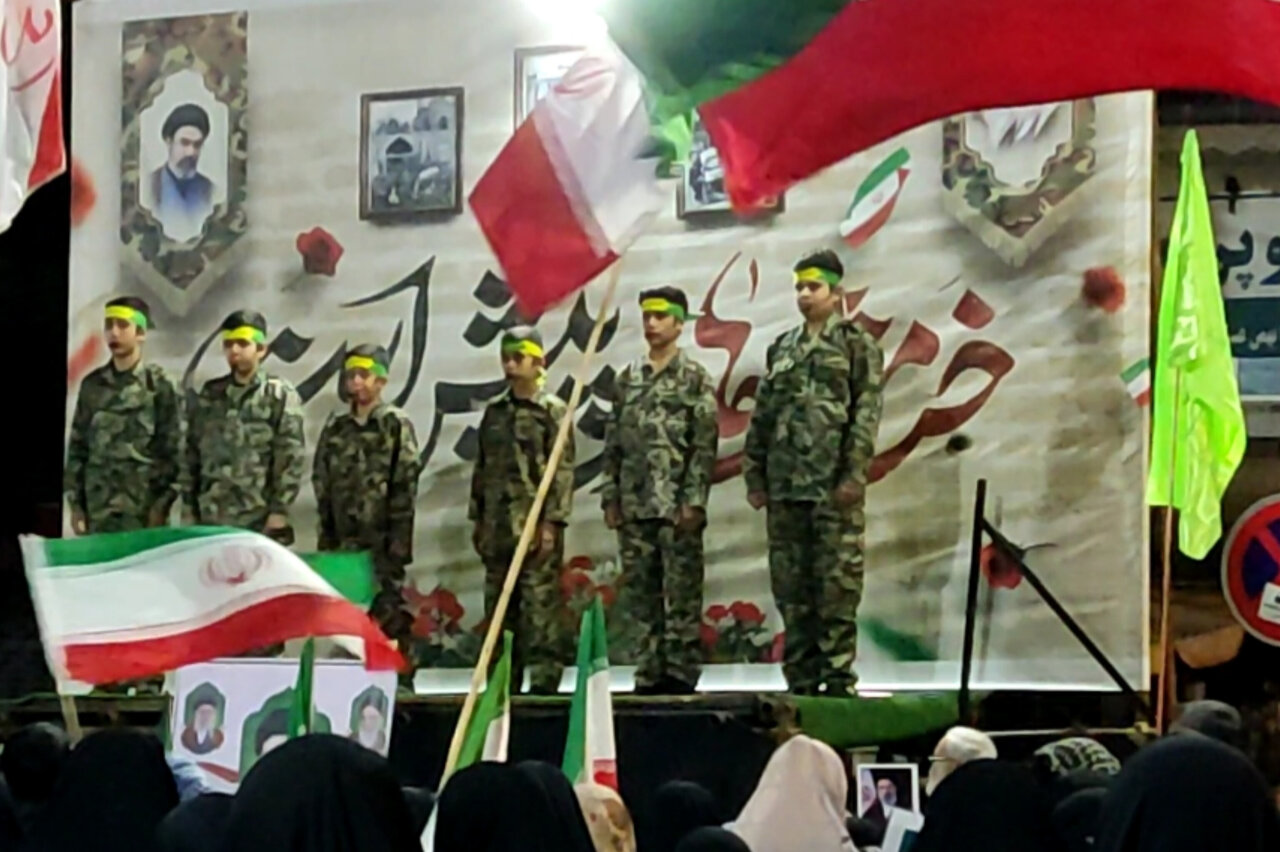 پسران لنگرود با دلتنگی برای رهبر شهید خواندند
