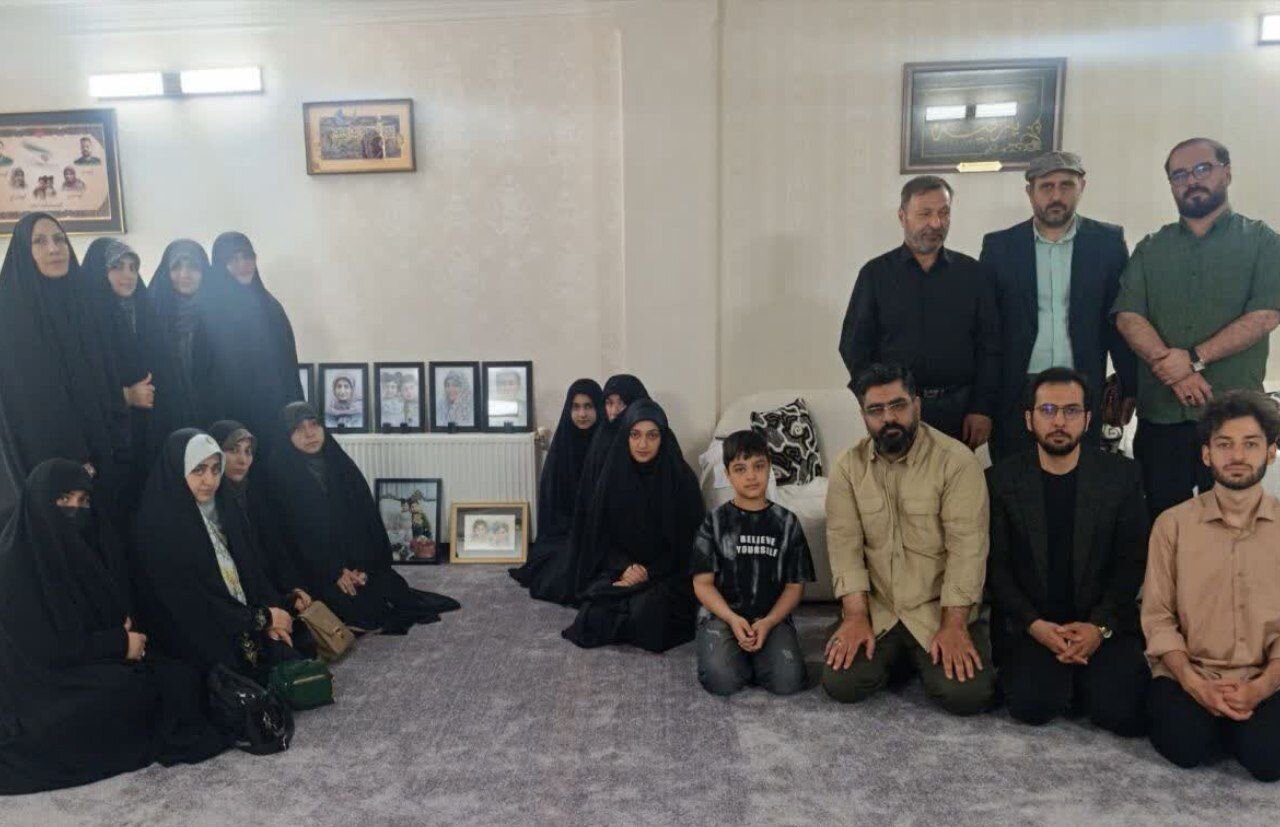 محفل شاعران قمی در منزل خانواده شهیدان رسولی برگزار شد
