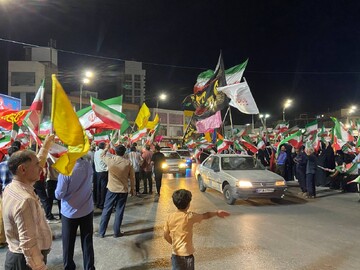 حماسه پرچم داران کرمانی در میدان آزادی