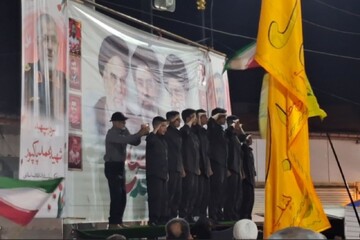 گروه سرود امام رضایی های لنگرود از مردم در میدان خواندند