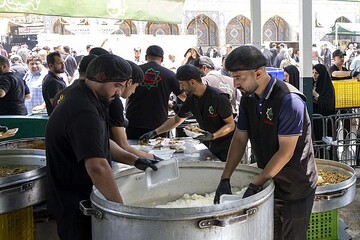توزیع ۳۰ هزار وعده غذایی میان زائران در حرم حضرت عباس(ع)