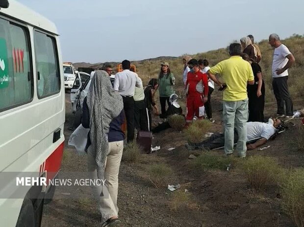 تصادف اتوبوس تهران-مشهد با ۳۰ سرنشین در میامی؛  ۴ مصدوم انتقال یافتند