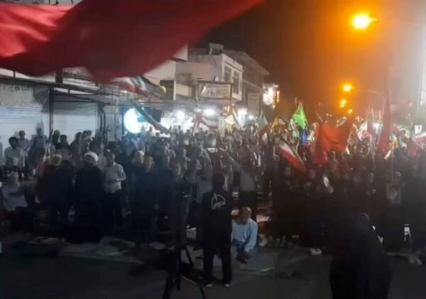 اجتماع شبانه مردم خورموج در دفاع از انقلاب و رهبری