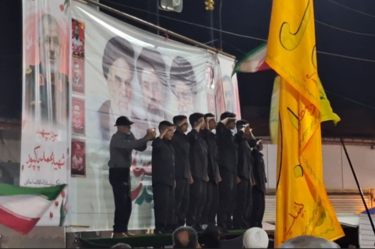 گروه سرود امام رضایی های لنگرود از مردم در میدان خواندند گروه سرود امام رضایی های لنگرود از مردم در میدان خواندند