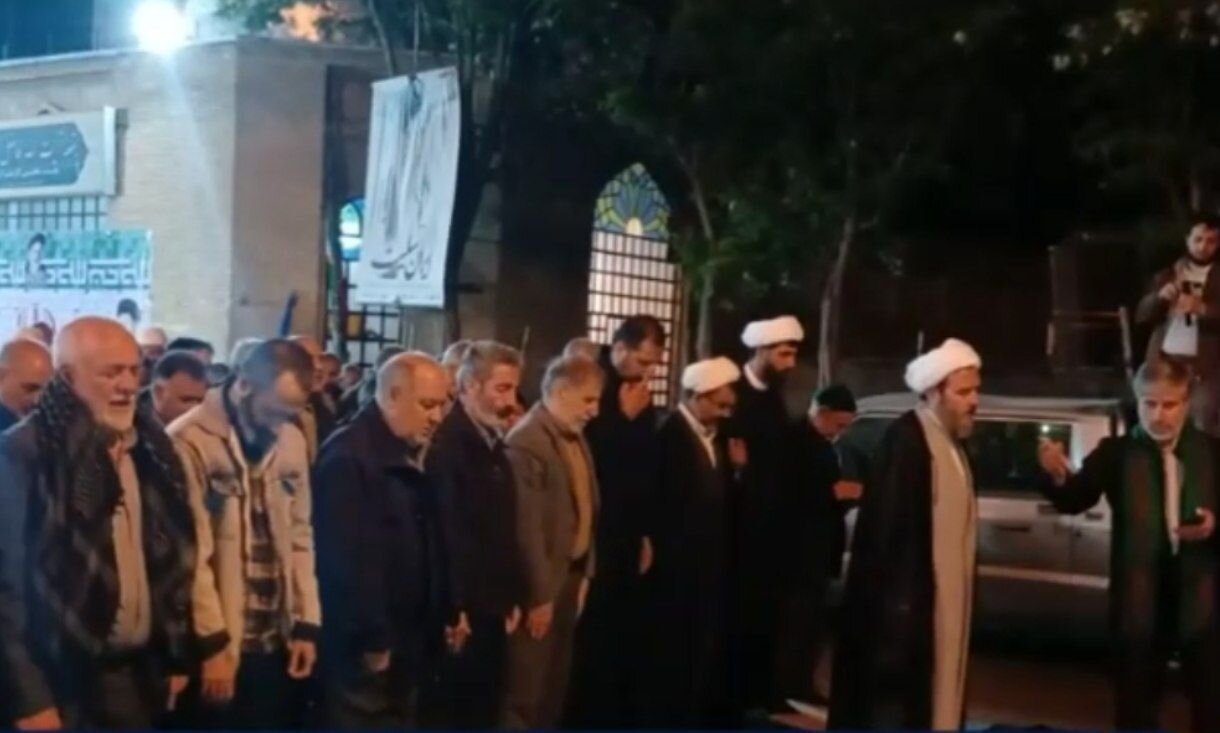 مردم بیجار با اقامه نماز استغاثه برای عزت و آرامش کشور دعا کردند