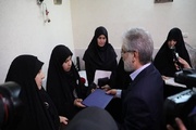 اهدای مدرک دانش‌آموختگی دانشجوی شهید علمی کاربردی توسط وزیر علوم