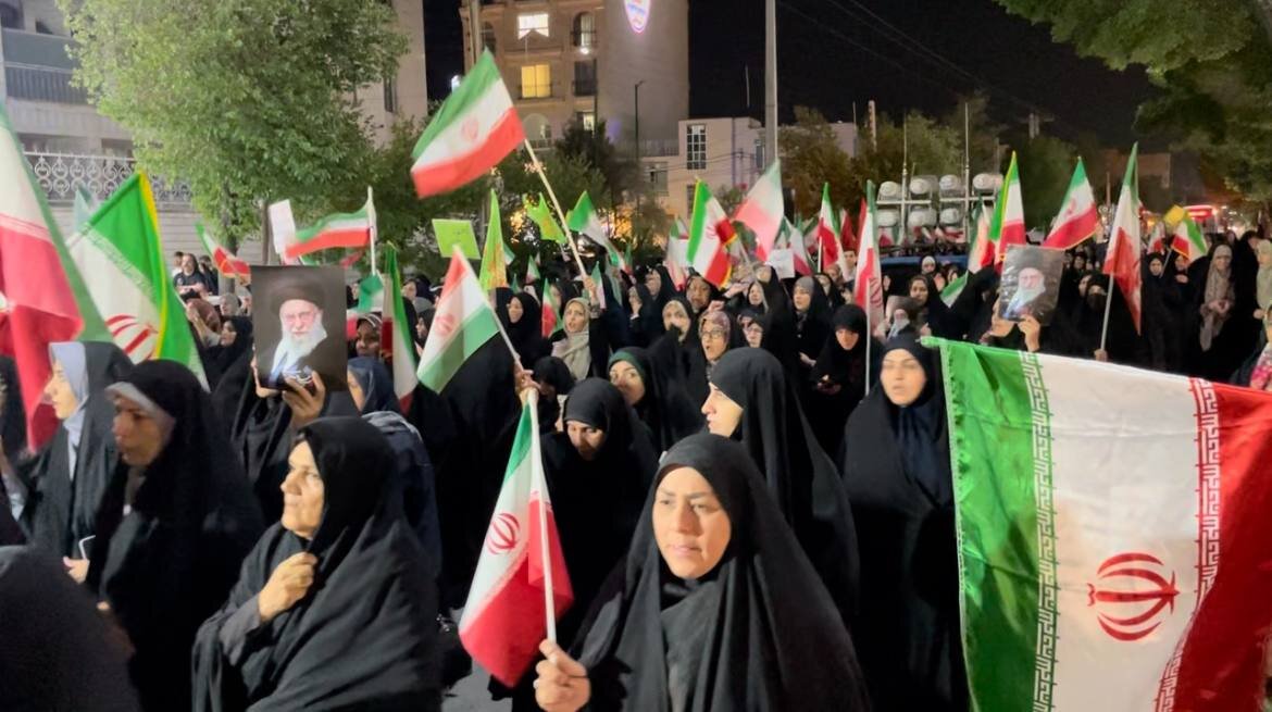 آبگرم در مسیر همبستگی؛ حضور مردم برای نودویکمین شب