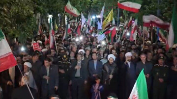 حماسه سازی مردم خوی در تجمع شبانه موج نود و دوم در پاسخ به ندای رهبری