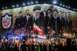 رونمایی از شناور تندروی هجومی ۲۷ رجب در میدان انقلاب
