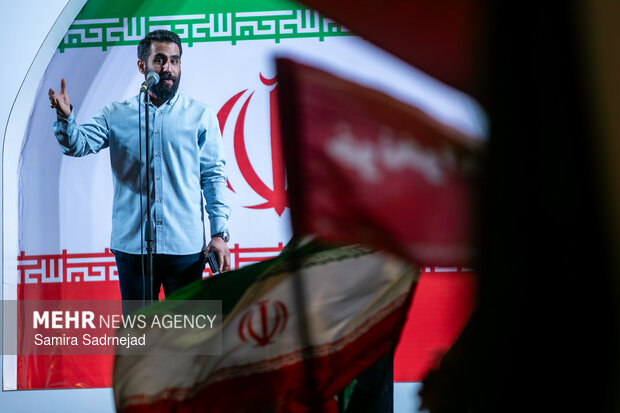 رونمایی از شناور تندروی هجومی ۲۷ رجب در میدان انقلاب