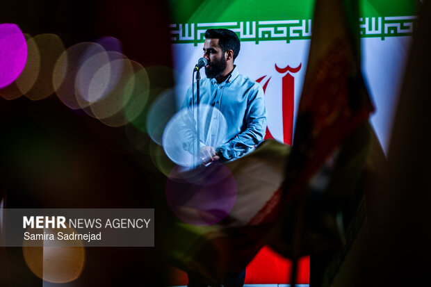 رونمایی از شناور تندروی هجومی ۲۷ رجب در میدان انقلاب