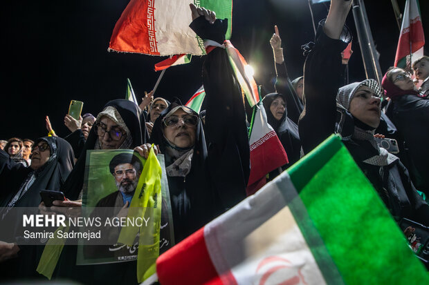 رونمایی از شناور تندروی هجومی ۲۷ رجب در میدان انقلاب
