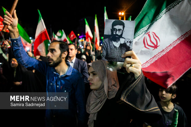 رونمایی از شناور تندروی هجومی ۲۷ رجب در میدان انقلاب