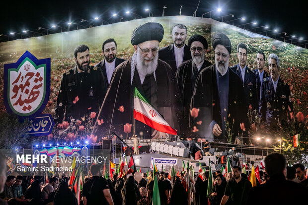 رونمایی از شناور تندروی هجومی ۲۷ رجب در میدان انقلاب