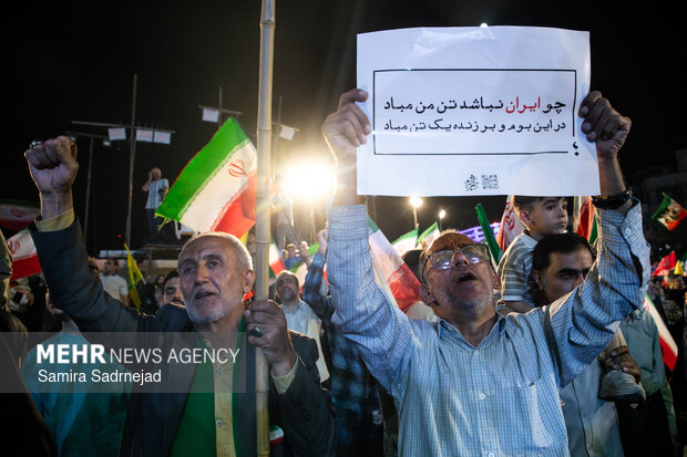 رونمایی از شناور تندروی هجومی ۲۷ رجب در میدان انقلاب