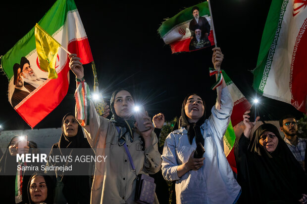 رونمایی از شناور تندروی هجومی ۲۷ رجب در میدان انقلاب