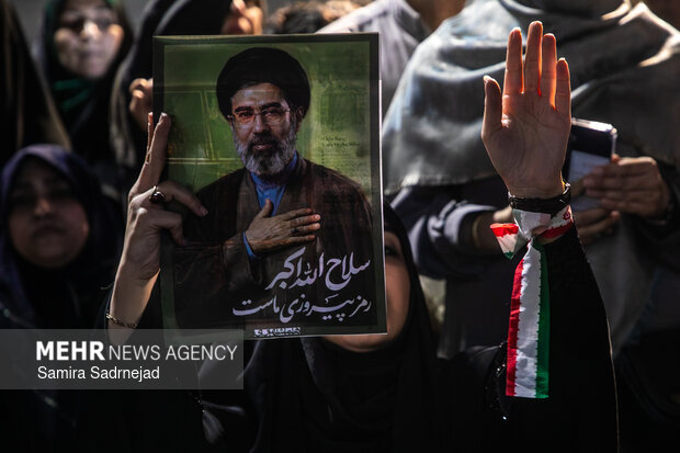 رونمایی از شناور تندروی هجومی ۲۷ رجب در میدان انقلاب