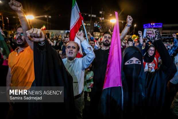 رونمایی از شناور تندروی هجومی ۲۷ رجب در میدان انقلاب