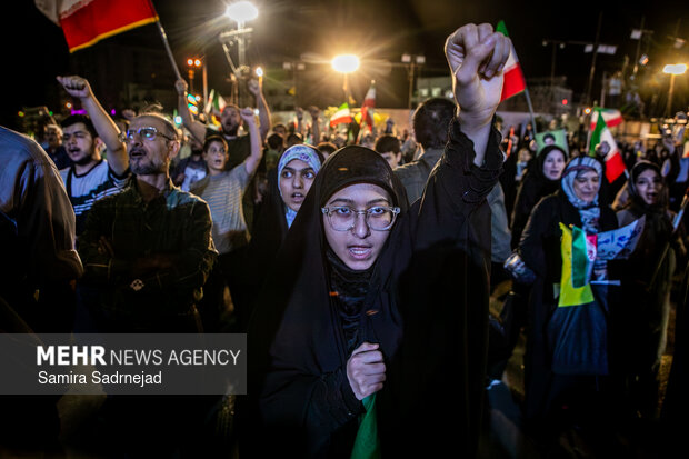 رونمایی از شناور تندروی هجومی ۲۷ رجب در میدان انقلاب
