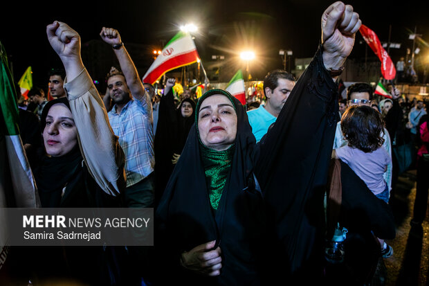 رونمایی از شناور تندروی هجومی ۲۷ رجب در میدان انقلاب