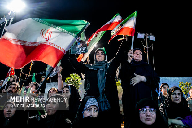 رونمایی از شناور تندروی هجومی ۲۷ رجب در میدان انقلاب