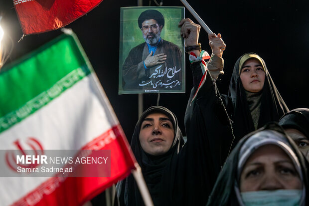 رونمایی از شناور تندروی هجومی ۲۷ رجب در میدان انقلاب