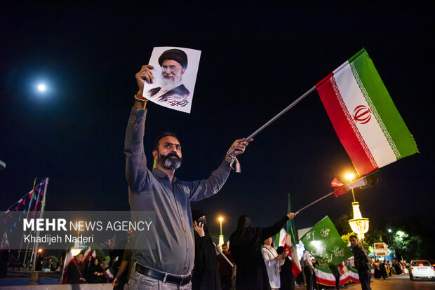 آئین اهتزاز پرچم متبرک حرم مطهر علوی در اصفهان