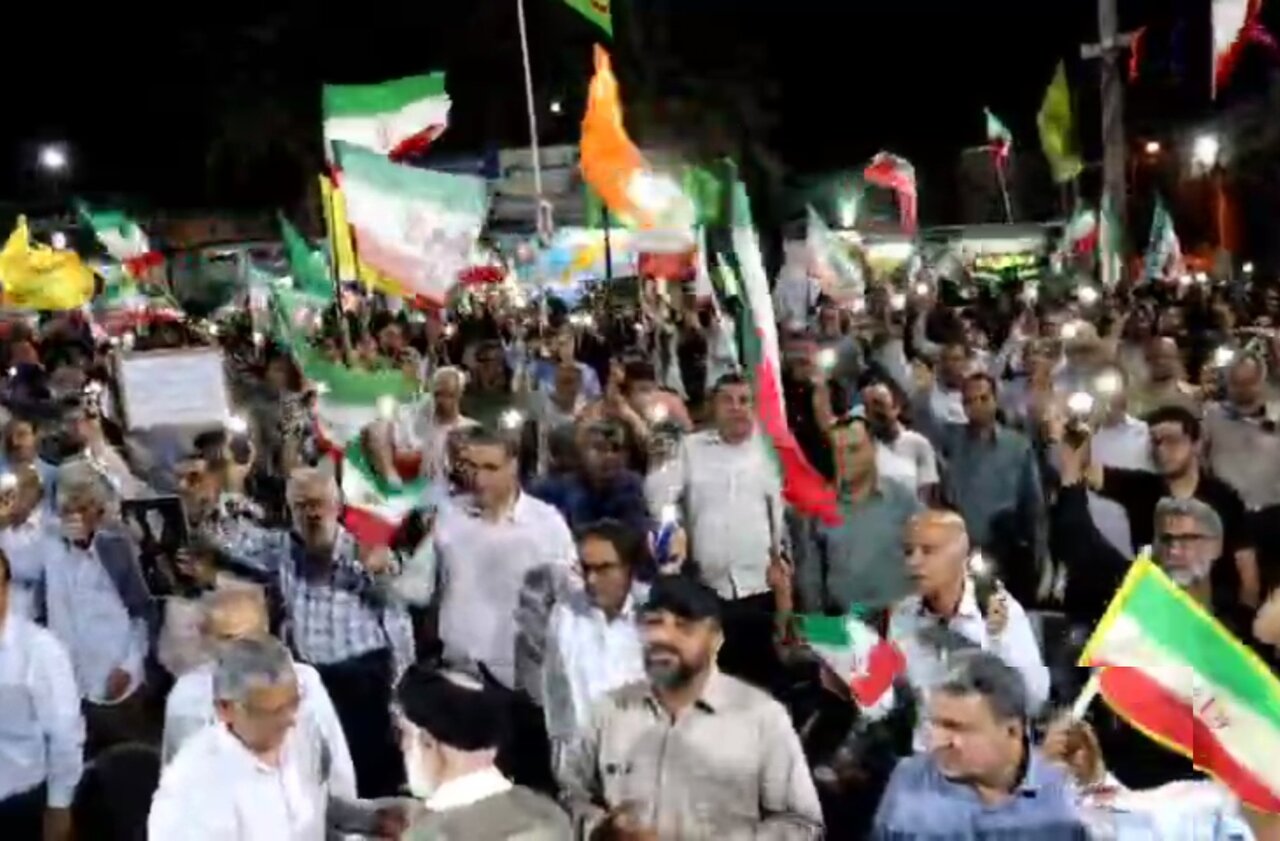 تجمع شبانه در بندر دیر