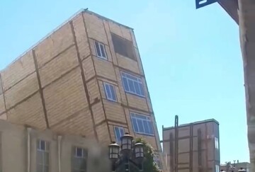 لحظه فرو ریختن ساختمان نیمه‌کاره در ملازینال تبریز