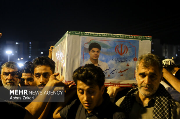 تشییع و تدفین پیکر مطهر صیاد شهید «امیرحسین سالاری» در بندرعباس
