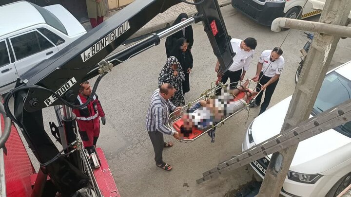 سقوط خطرناک یک مرد جوان در مشهد از پشت بام
