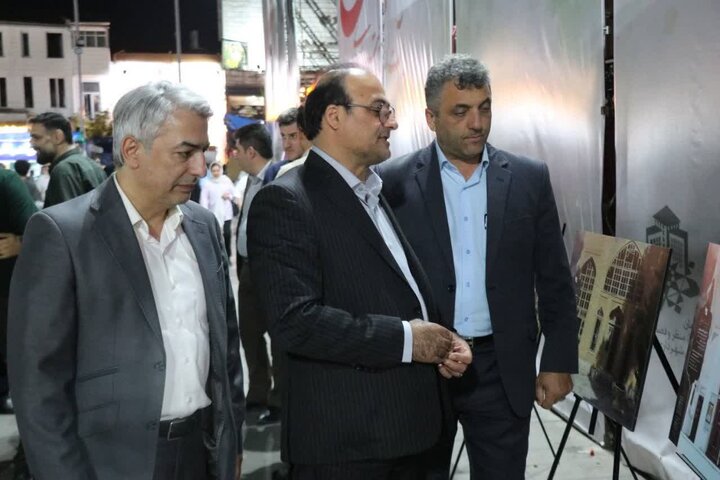 برپایی نمایشگاه «ایستاده در غبار» در تجمع شبانه رشت 