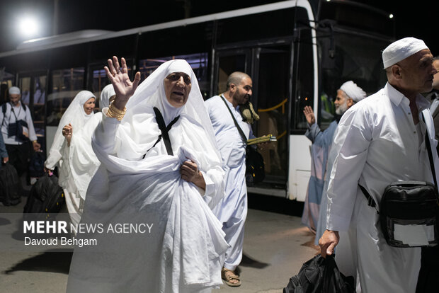 بازگشت اولین گروه پروازی حجاج به مشهد