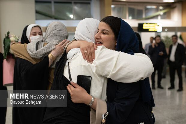 بازگشت اولین گروه پروازی حجاج به مشهد