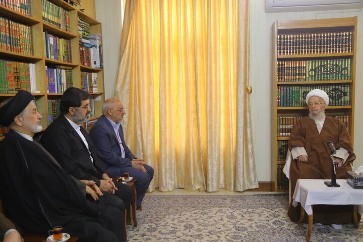 رئیس دفتر رئیس جمهور با آیت الله مکارم شیرازی دیدار کرد