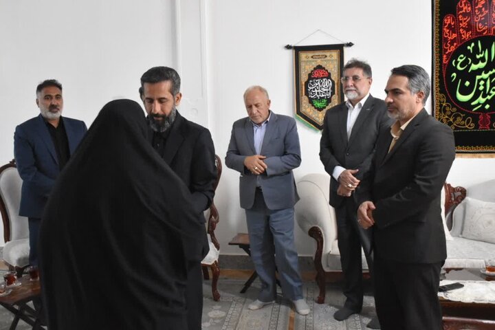 مسئولان بنیاد شهید لرستان با خانواده شهدای جنگ رمضان دیدار کردند