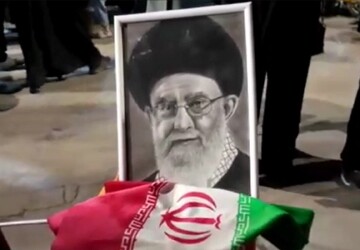 طراحی چهره رهبر شهید در تجمعات حماسی مردم همدان
