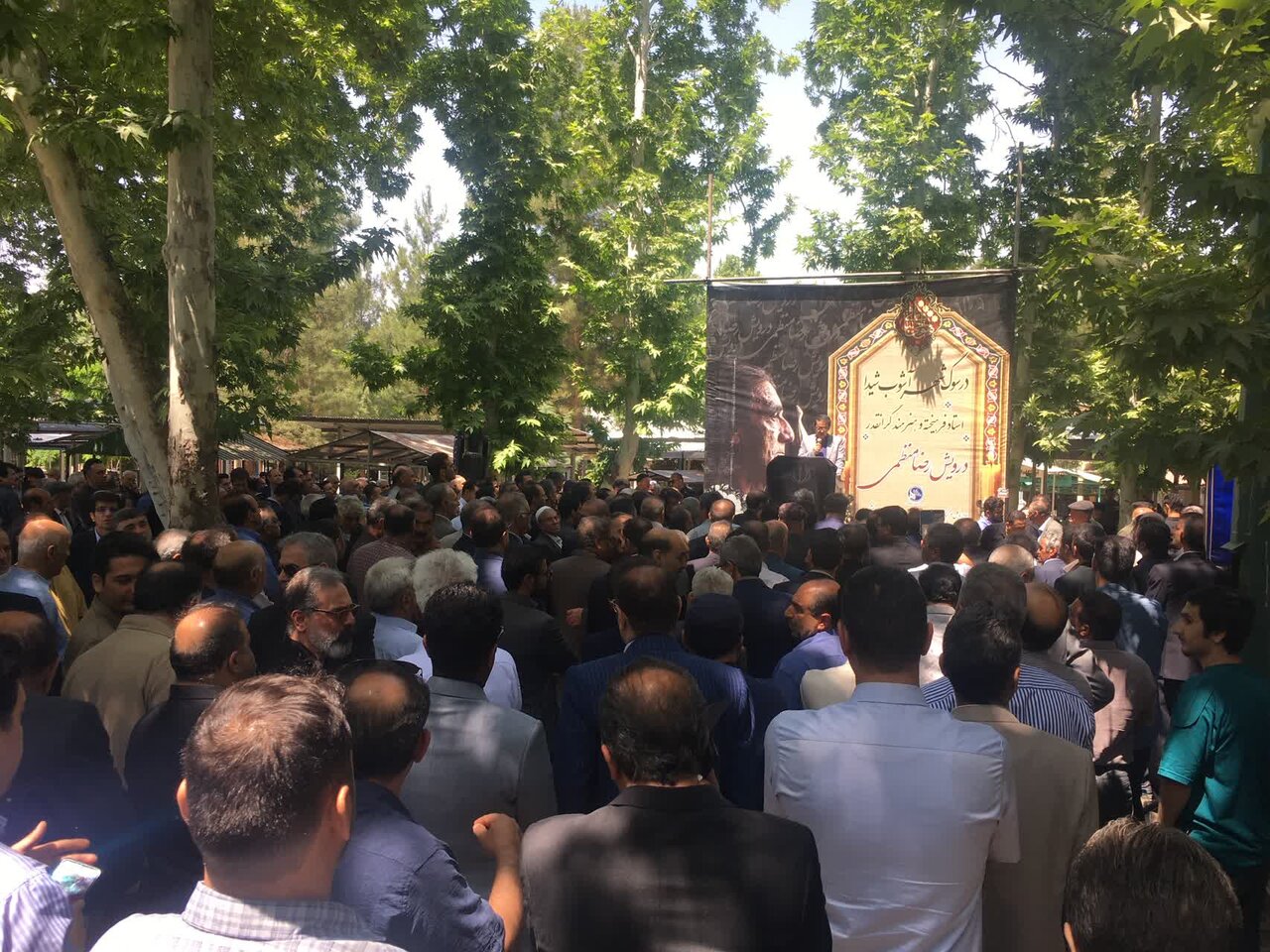 آئین وداع با پیکر هنرمند عرصه موسیقی لرستان برگزار شد
