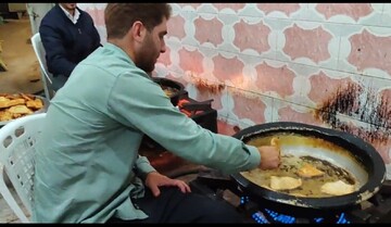 پخت ۶ هزار قرص نان روغنی توسط جوانان کردستانی به مناسبت عید غدیر