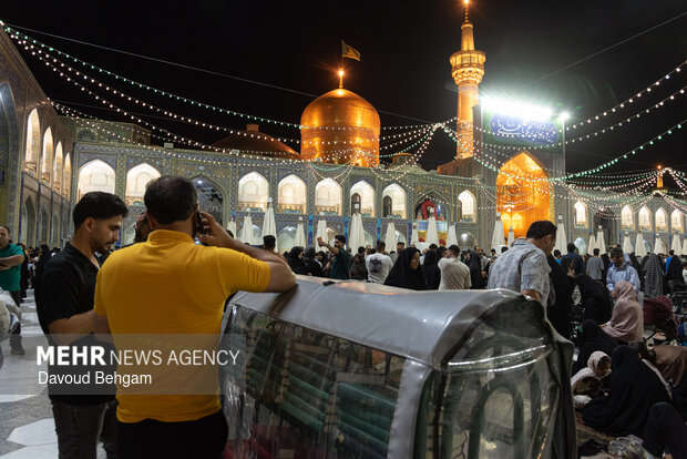 حرم مطهر امام رضا(ع) در شب عید سعید غدیر خم