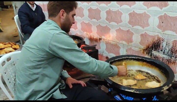 پخت ۶ هزار قرص نان روغنی توسط جوانان کردستانی به مناسبت عید غدیر