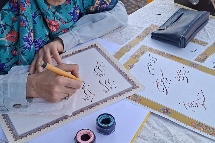 غرفه خوشنویسی در مهمونی کیلومتری قزوین