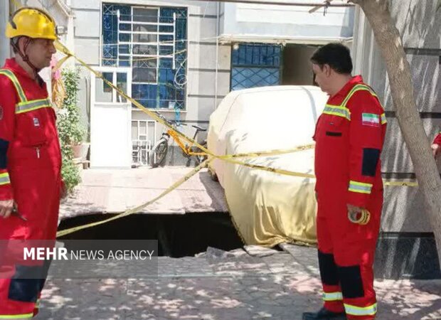 خودروی سقوط‌کرده به اعماق حفره در بهارستان نجات داده شد