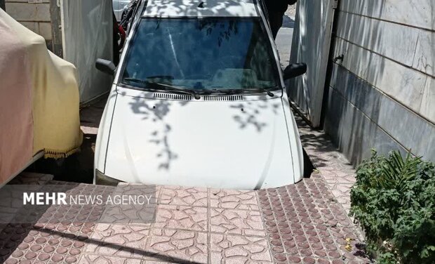 خودروی سقوط‌کرده به اعماق حفره در بهارستان نجات داده شد