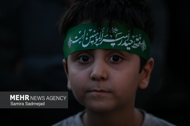 اهتزاز پرچم غدیر با حضور خادمان حرم امیرالمؤمنین(ع) در کرمانشاه