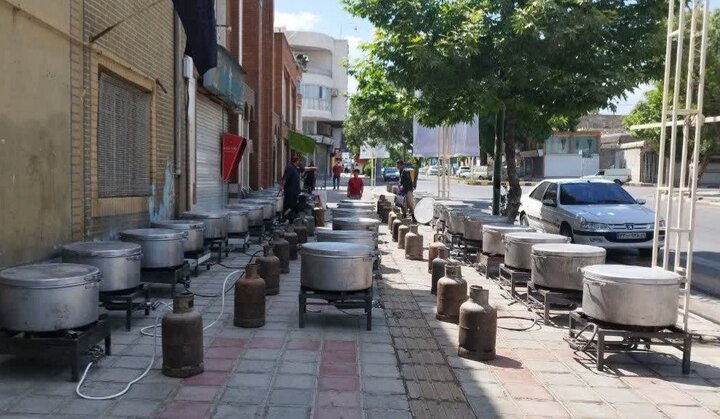 آماده‌سازی و پخت ۵۰ دیگ غذای نذری اطعام غدیر در سنندج