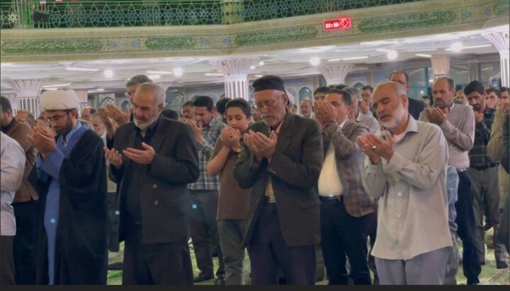 اقامه نماز استغاثه در مصلی شهرکرد