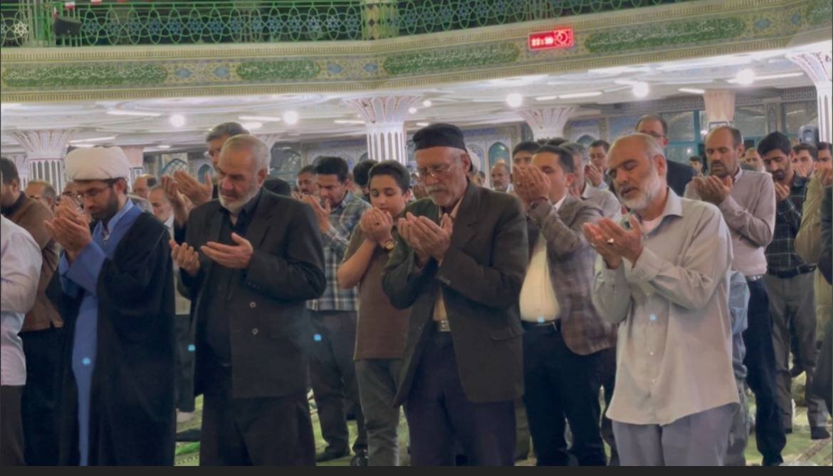 اقامه نماز استغاثه در مصلی شهرکرد