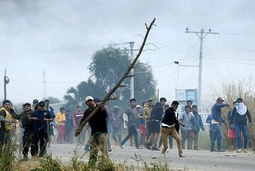 Police, protesters clash in Bolivia at road blockade